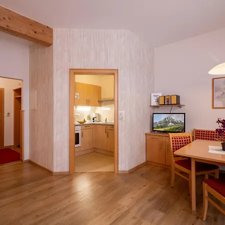 아파트 Appartements Holiday 엘마우